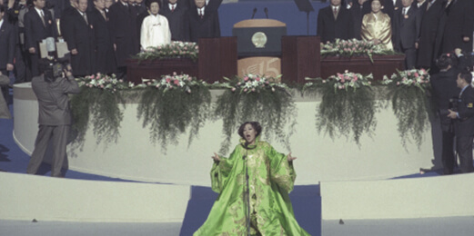 1998년 김대중 대통령 취임식에서 소프라노 조수미가 애국가를 부르고 있다