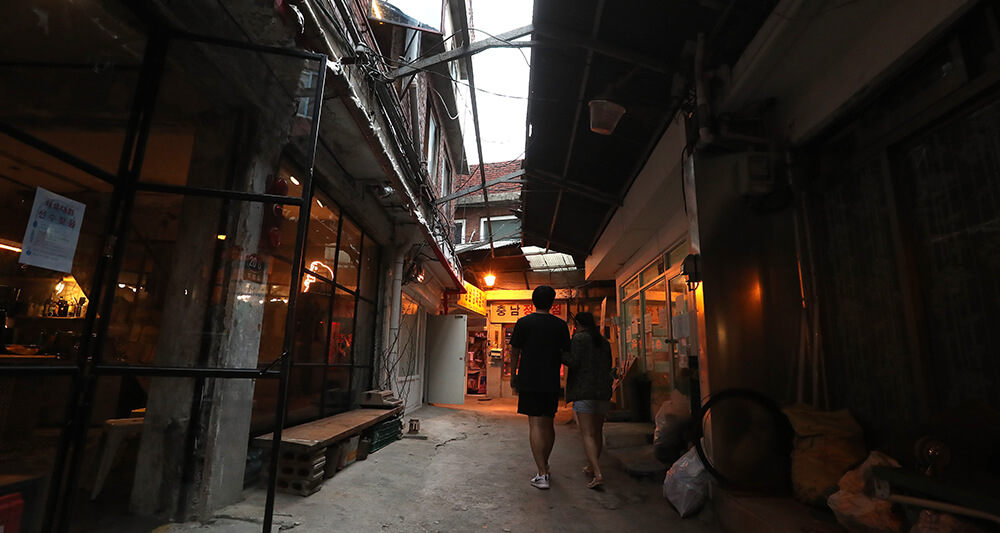 오래된 정육점과 세련된 카페가 한자리에 공존하는 해방촌 내 신흥시장의 모습은 변화하는 해방촌의 한 단면이다.