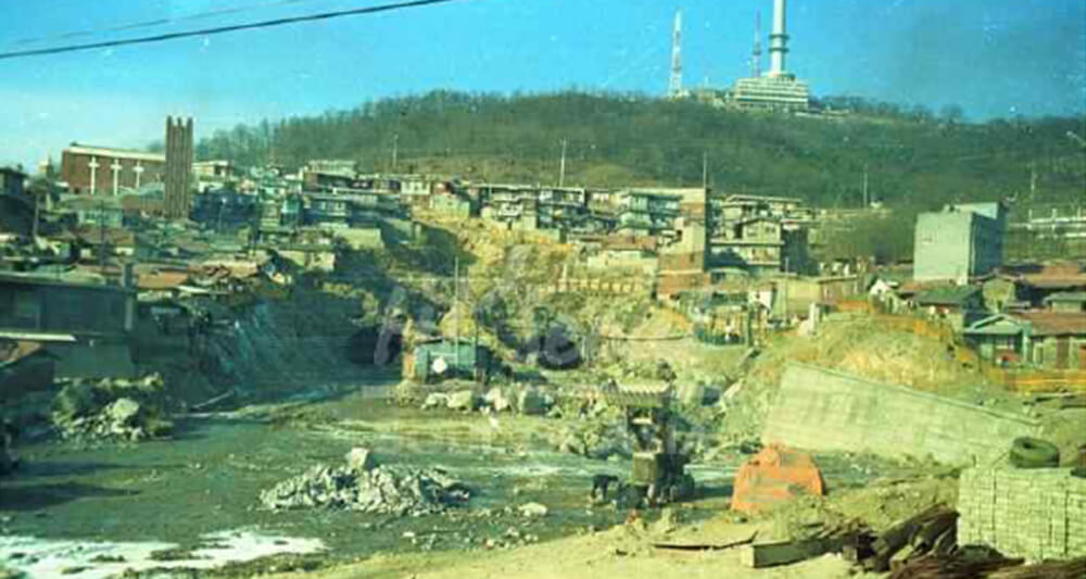 해방촌의 전성기인 70년대 개통된 남산 3호터널 공사현장(1978년). 당시 해방촌은 지금 2배가 넘는 2만 8000명이 거주하는 동네였다. 