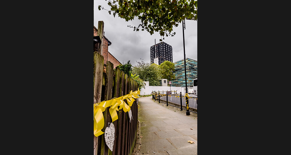 그렌펠타워 주변엔 희생자를 추모하는 노란 리본이 빼곡히 달려 있다.