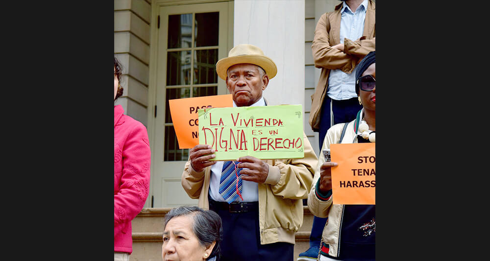 지난 10월 26일, 뉴욕시청 앞에 모여 시위 중인 세입자들. 스페인어로 '안락한 집에 사는 것은 권리다(Decent housing is a right)'이라는 뜻이다. [사진 ANHD]