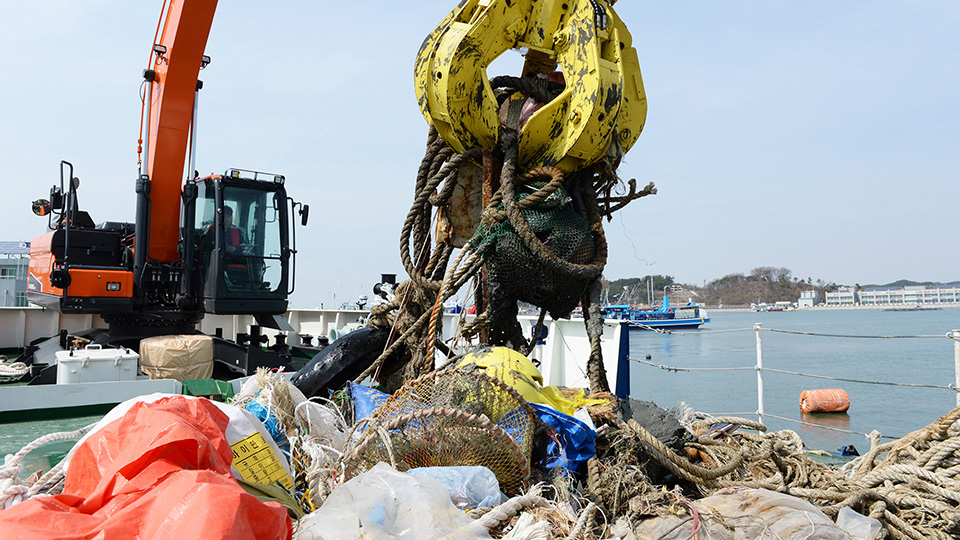'매년 수백 억 들여 건져내도 오히려 늘어나는 바다 쓰레기' 기사 사진